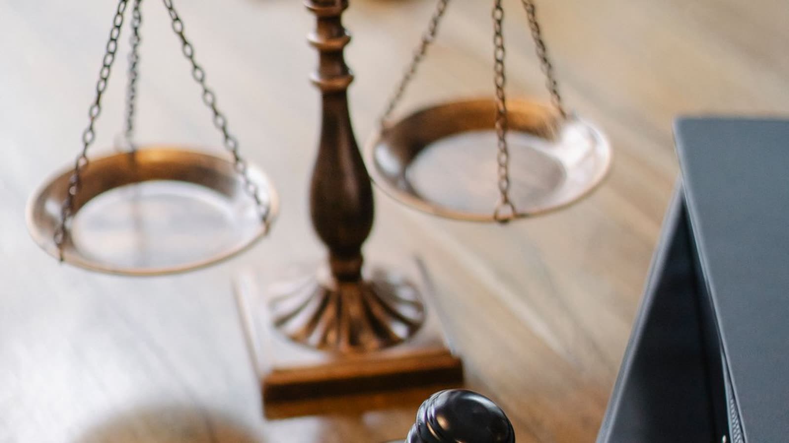 Bilancia della giustizia e martelletto su una scrivania — come fermare il pignoramento della casa per il mutuo non pagato 2026