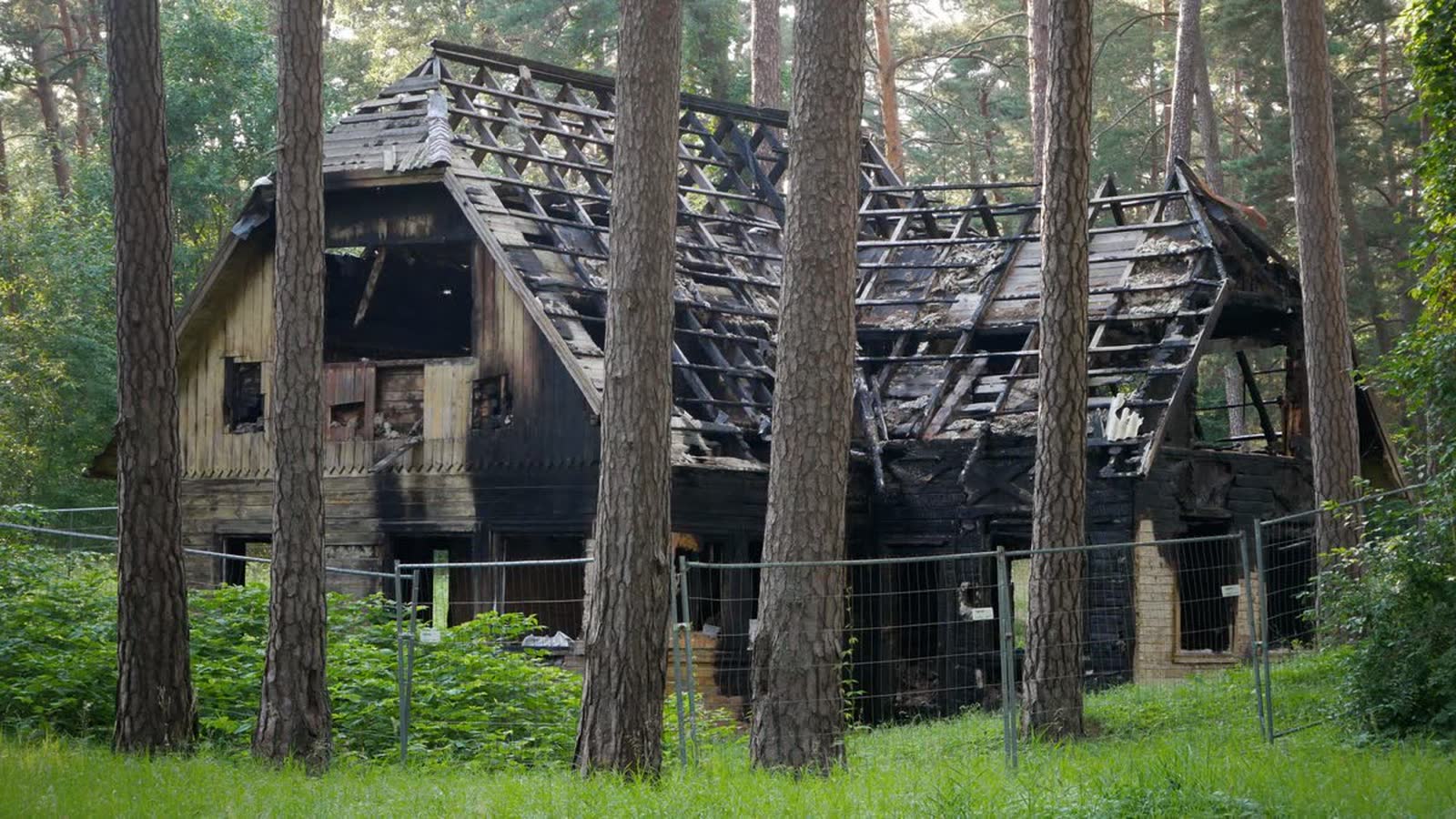 Casa gravemente danneggiata e inagibile dopo un incendio, struttura in legno bruciata — cosa succede al mutuo dopo un sinistro