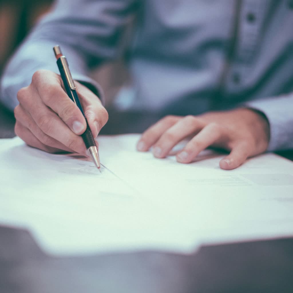 Firma di un atto notarile su documenti — costituzione del fondo patrimoniale su casa con mutuo, guida 2026