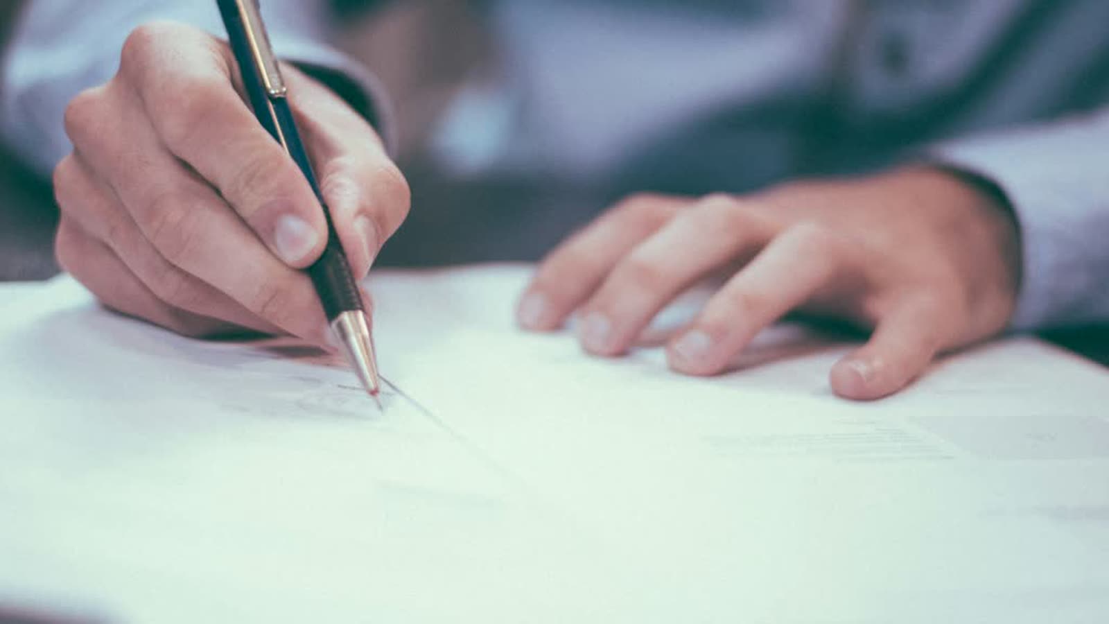 Firma di un atto notarile su documenti — costituzione del fondo patrimoniale su casa con mutuo, guida 2026