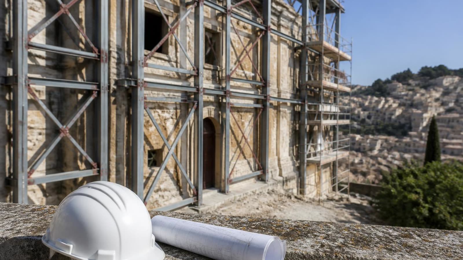 Edificio residenziale antisismico in fase di consolidamento strutturale con ponteggi — mutuo casa zona sismica
