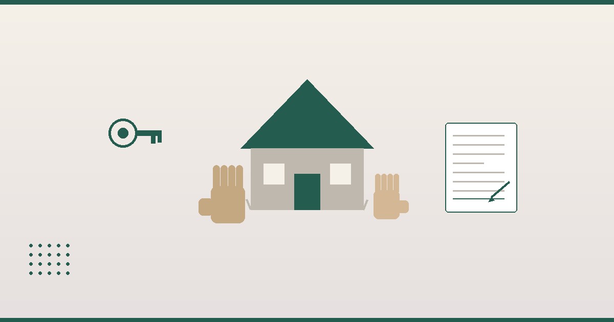 Due mani — una adulta e una più giovane — che sorreggono insieme un modellino di casa, con contratto e chiavi sullo sfondo — illustrazione editoriale su mutuo in comproprietà con genitori 2026