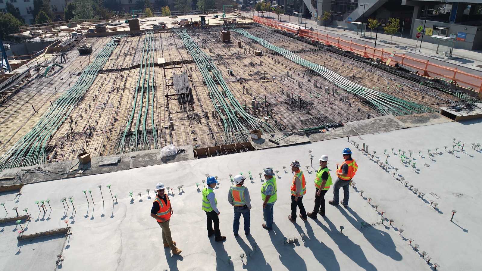 Cantiere edile con fondazioni in cemento armato e ferri di armatura su terreno di proprietà, prima fase di un mutuo a stato avanzamento lavori